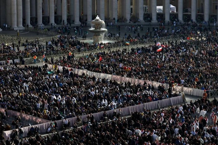 Pope's funeral: mournful gatherings in St. Peter's Square