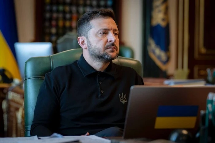 Зеленський слухає доповіді керівників СЗР та СБУ