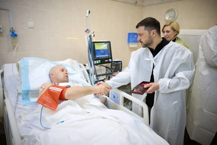 Der Präsident besuchte verletzte Kämpfer in Dnipro. Bewegende Fotos aus dem Krankenhaus