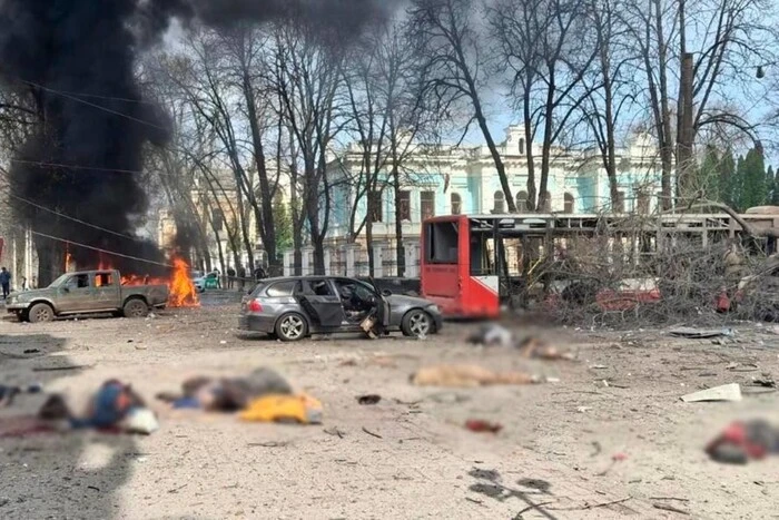 Солдат зі зброєю стоїть на стежці