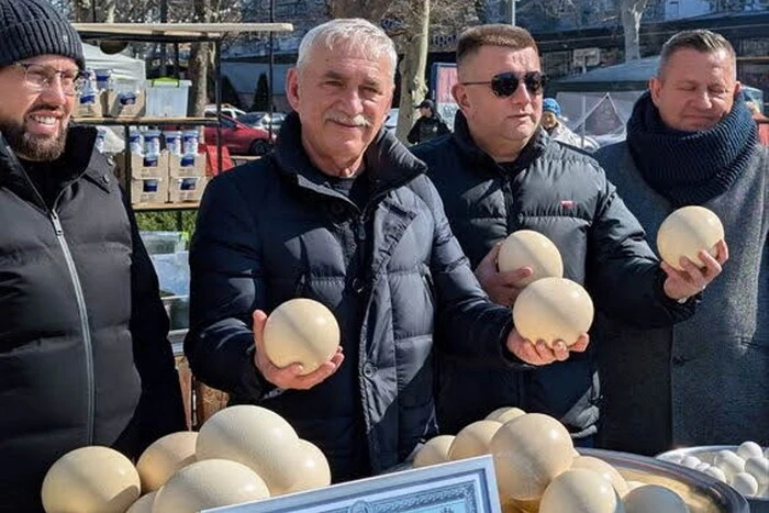 Chornomorsk residents preparing green borscht