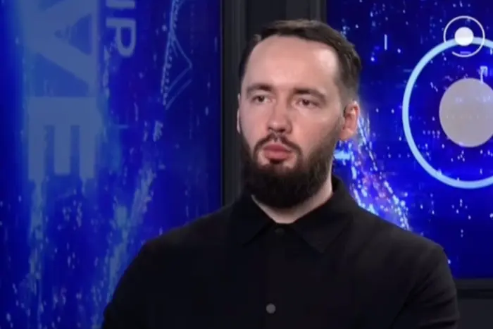 Нардеп у білому костюмі