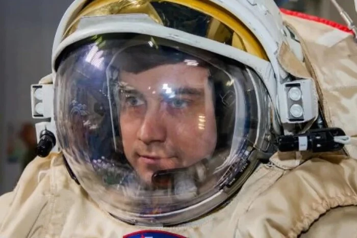 Космический корабль плавится в космосе