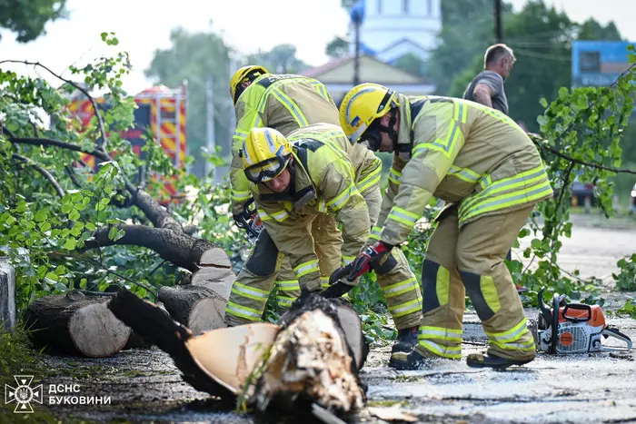 Rescuers show the consequences of bad weather in Ukraine (photo)