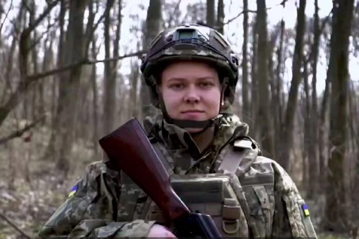 Pierwsza dziewczyna przyłączyła się do sił zbrojnych Ukrainy w ramach 'Kontraktu 18-24'