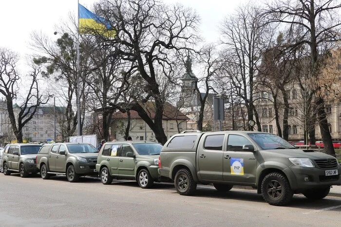 Фермери привезли пікапи для ЗСУ
