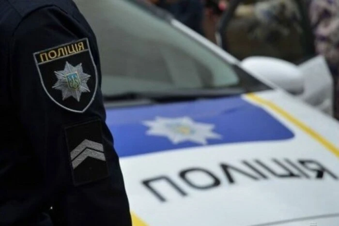 Жінка в поліцейському відділку