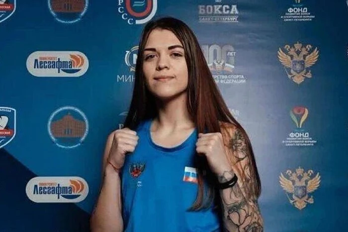 Der Boxverband Russlands hat symbolisch eine Sportlerin bestraft, die einen Affen mit einem Vape rauchte