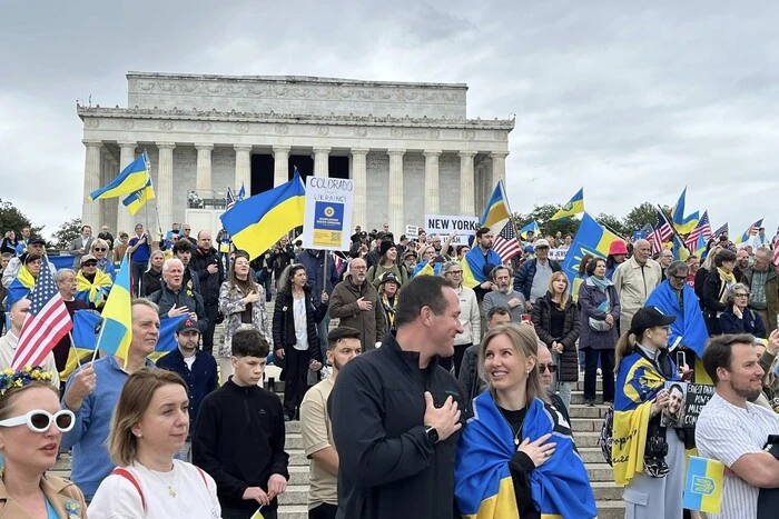 People with Ukrainian flags in Washington