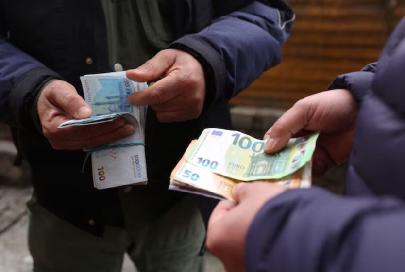 Der iranische Rial ist auf ein historisches Minimum gefallen aufgrund von Trumps Sanktionen