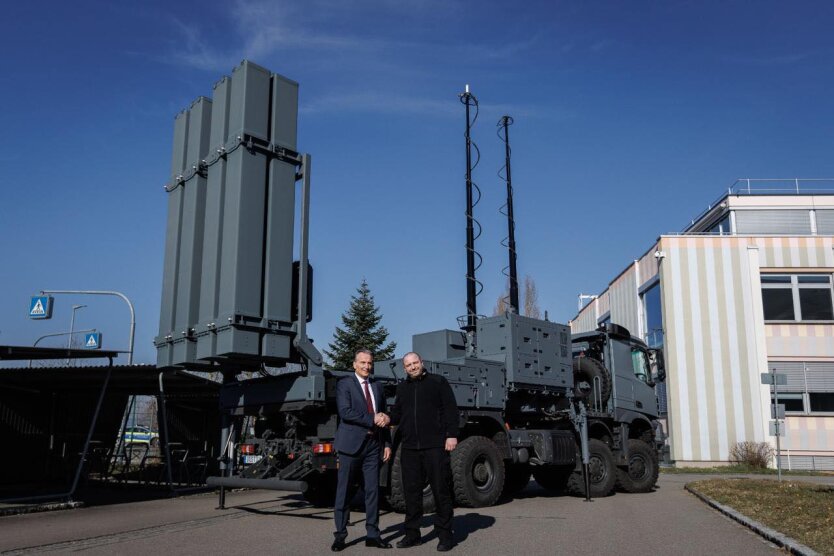 Das Verteidigungsministerium hat einen Vertrag mit dem Hersteller IRIS-T unterzeichnet