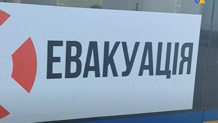 Група людей евакуються з Донеччини
