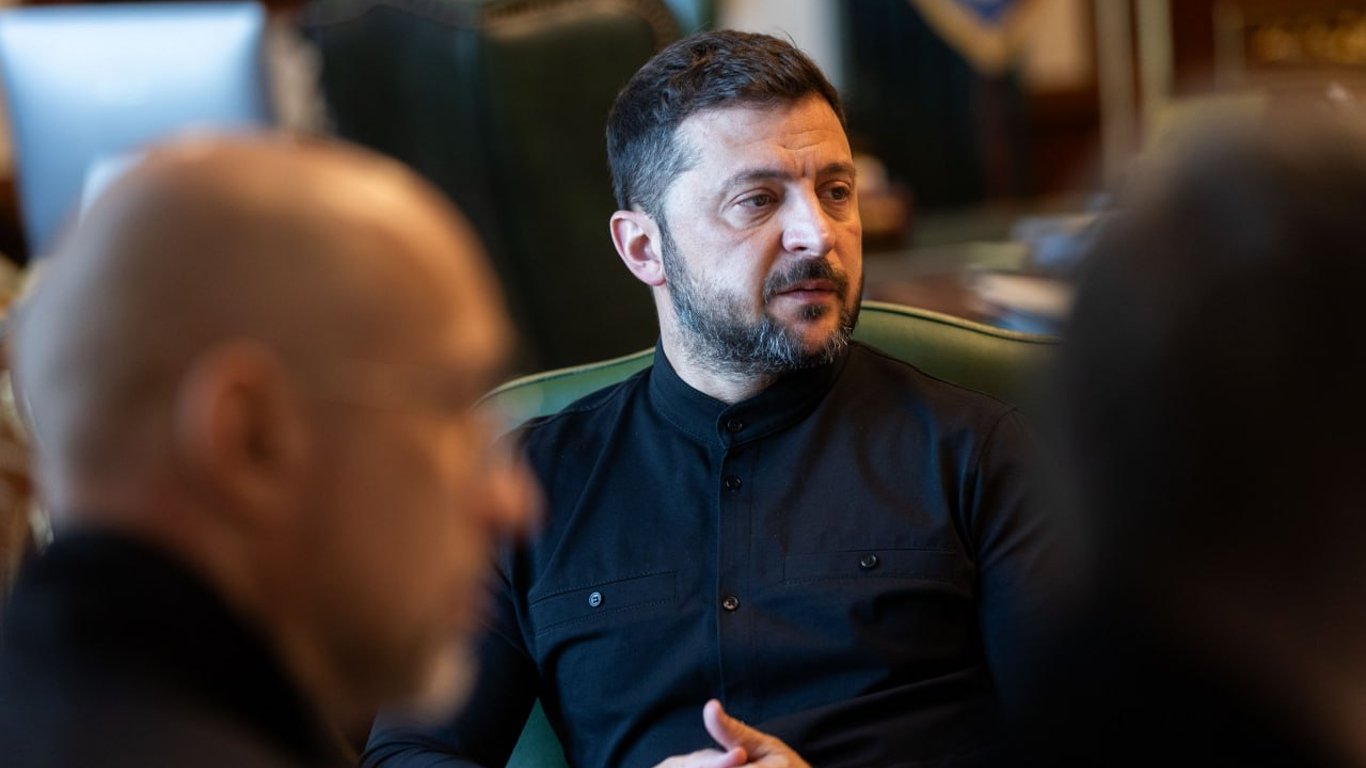 Зеленский призвал дипломатов искать новые пути помощи Украине