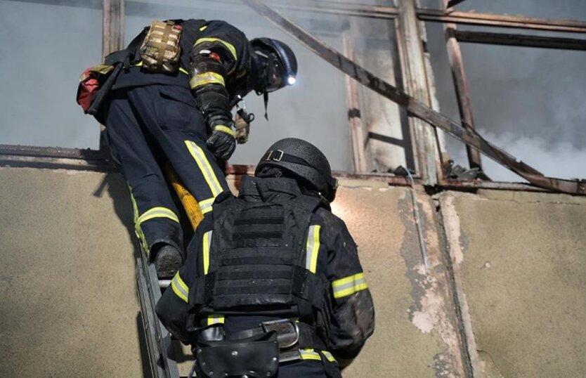 Beschädigte Häuser und Feuer in einem Unternehmen: Fotos der Folgen des feindlichen Angriffs auf Charkiw sind erschienen